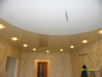 Натяжной потолок глянцевый светлого оттенка в гостиной, фото 7