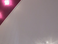 Натяжной потолок комбинированный, белый и красно-пурпурный глянец, фото 30