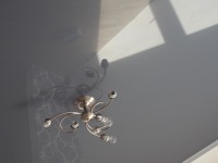 Натяжной потолок глянцевый серебристо-серый в спальне, фото 86