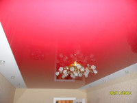 Натяжной потолок комбинированный в гостиной, красный и белый глянец, фото 18