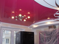 Натяжной потолок глянцевый красно-пурпурный в составе гипсокартонной конструкции, фото 62
