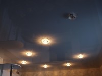 Натяжной потолок глянцевый светлый серый на кухне, фото 77