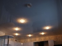 Натяжной потолок глянцевый светлый серый на кухне, фото 78