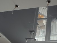 Натяжной потолок глянцевый серебристо-серый в гостиной, фото 85